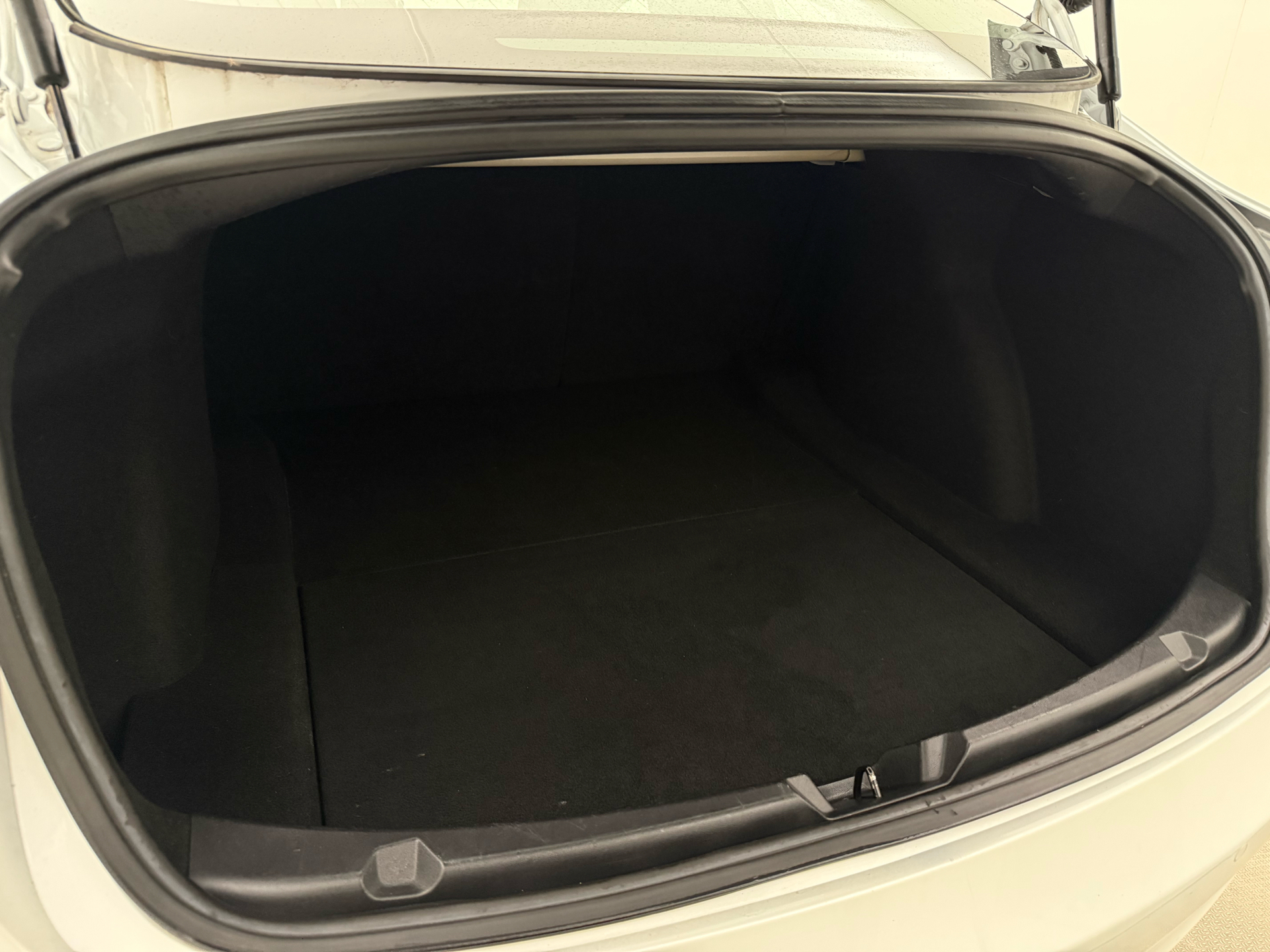 Hvid Tesla Model 3 fra 2019