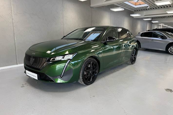 Grøn Peugeot 308 fra 2022 set udefra