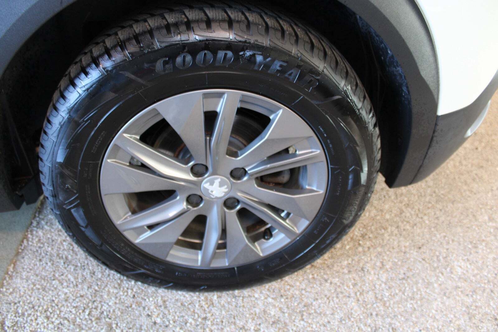 Hvid Peugeot e-2008 fra 2021