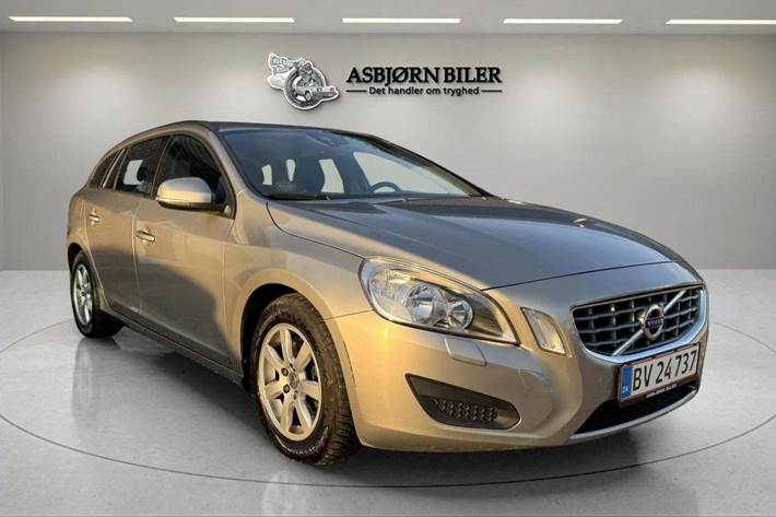 Beige Volvo V60 fra 2012 set udefra