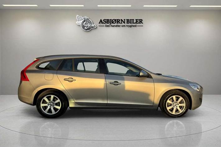 Beige Volvo V60 fra 2012