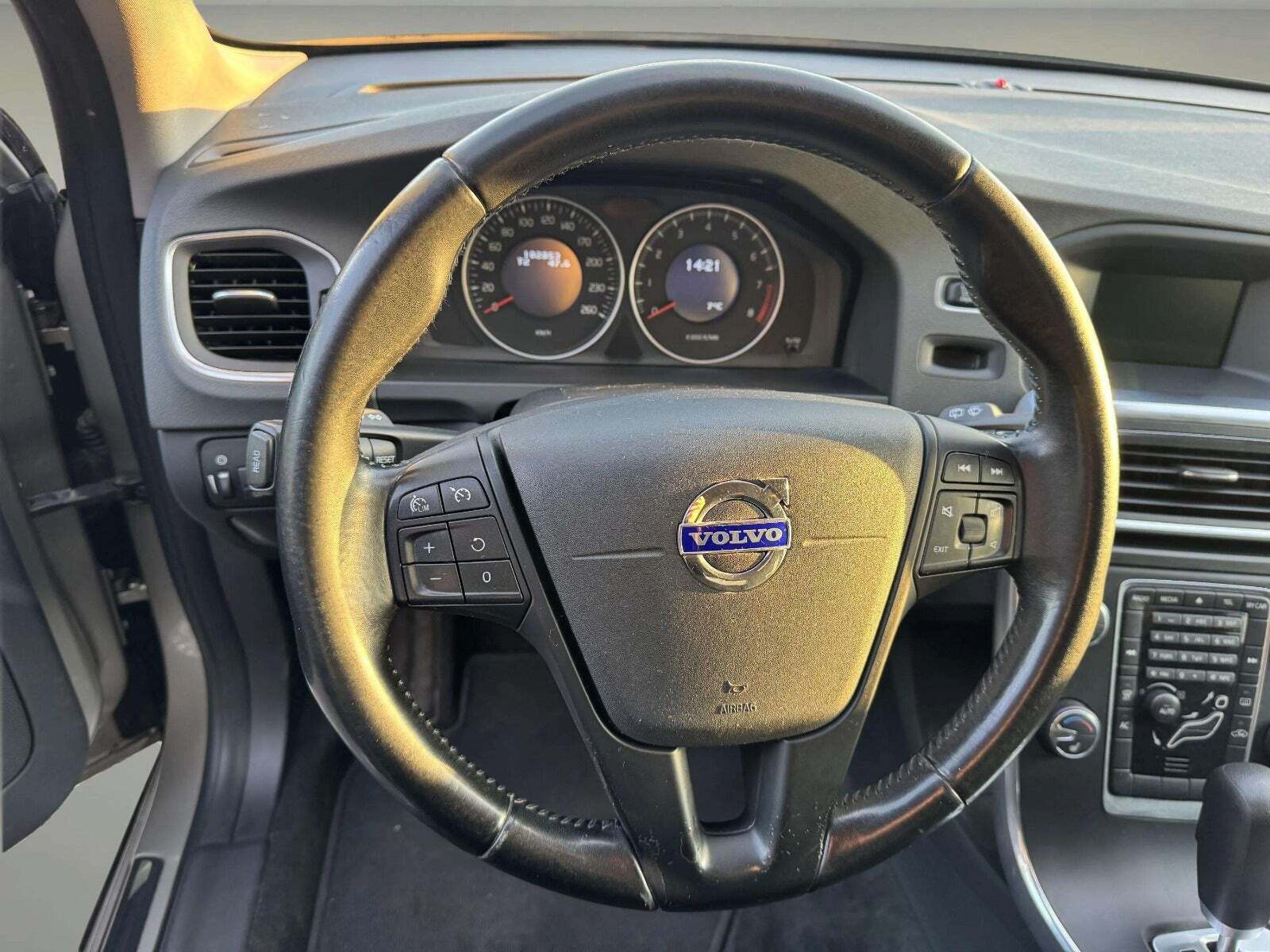 Beige Volvo V60 fra 2012