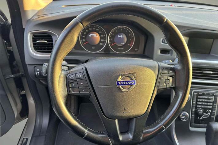 Beige Volvo V60 fra 2012