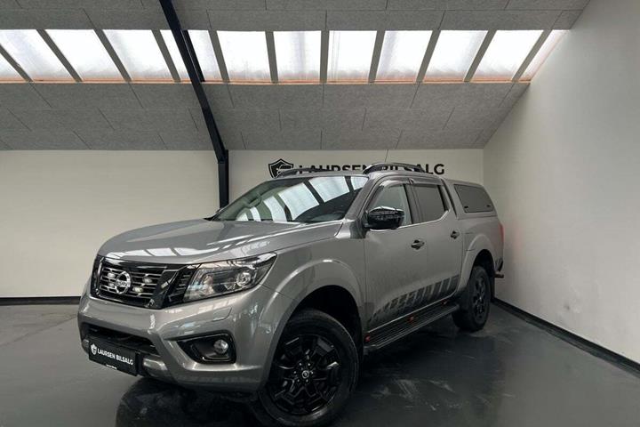 Grå Nissan Navara fra 2021 set udefra