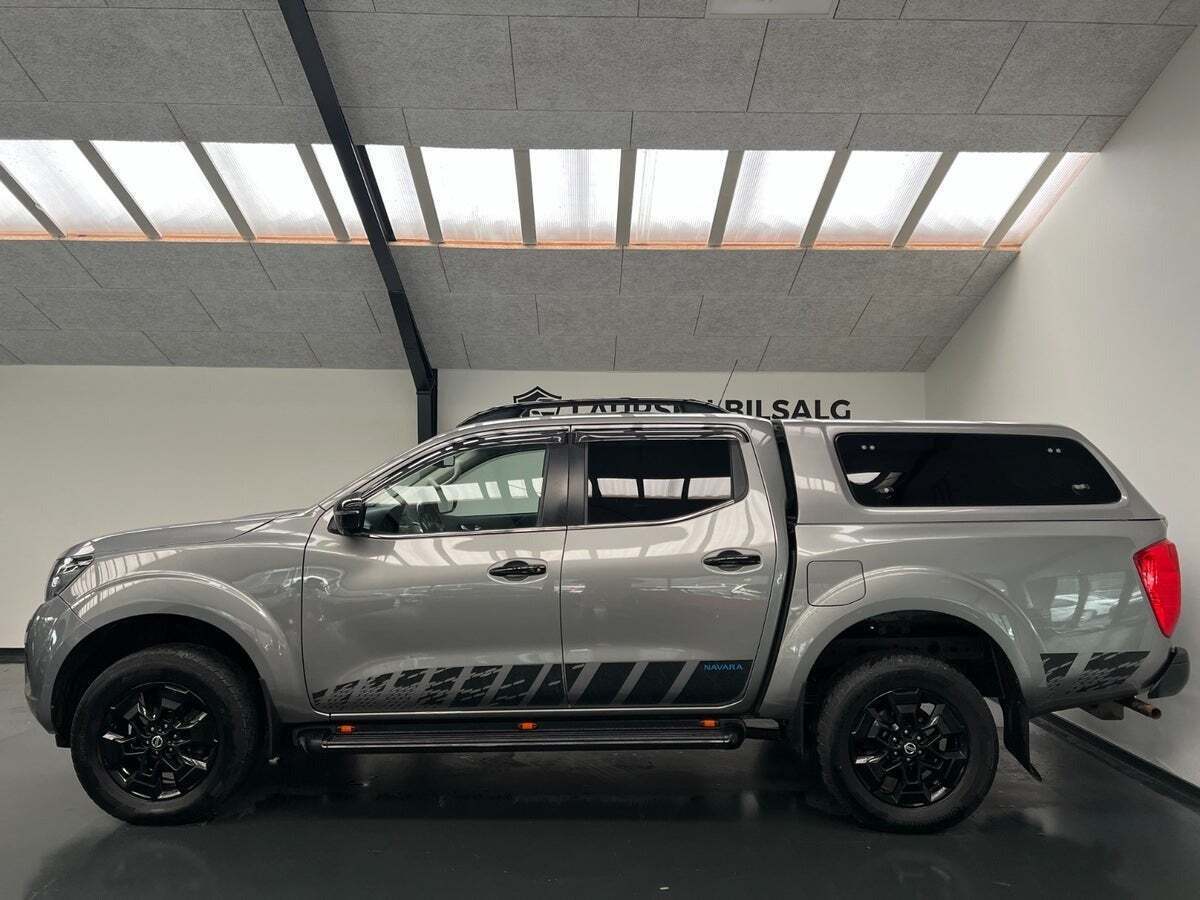 Grå Nissan Navara fra 2021