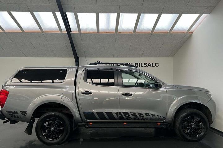 Grå Nissan Navara fra 2021