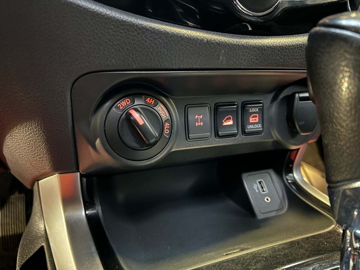 Grå Nissan Navara fra 2021