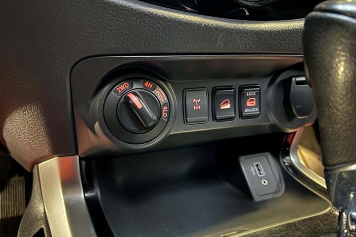 Grå Nissan Navara fra 2021