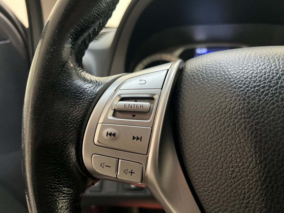 Grå Nissan Navara fra 2021