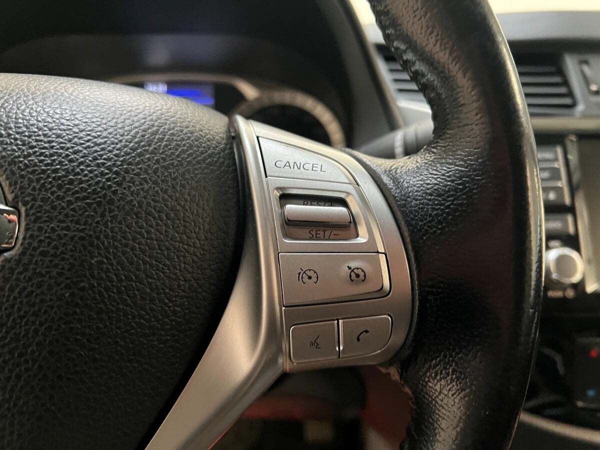 Grå Nissan Navara fra 2021