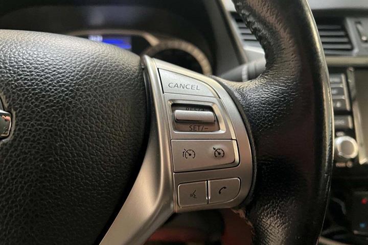 Grå Nissan Navara fra 2021