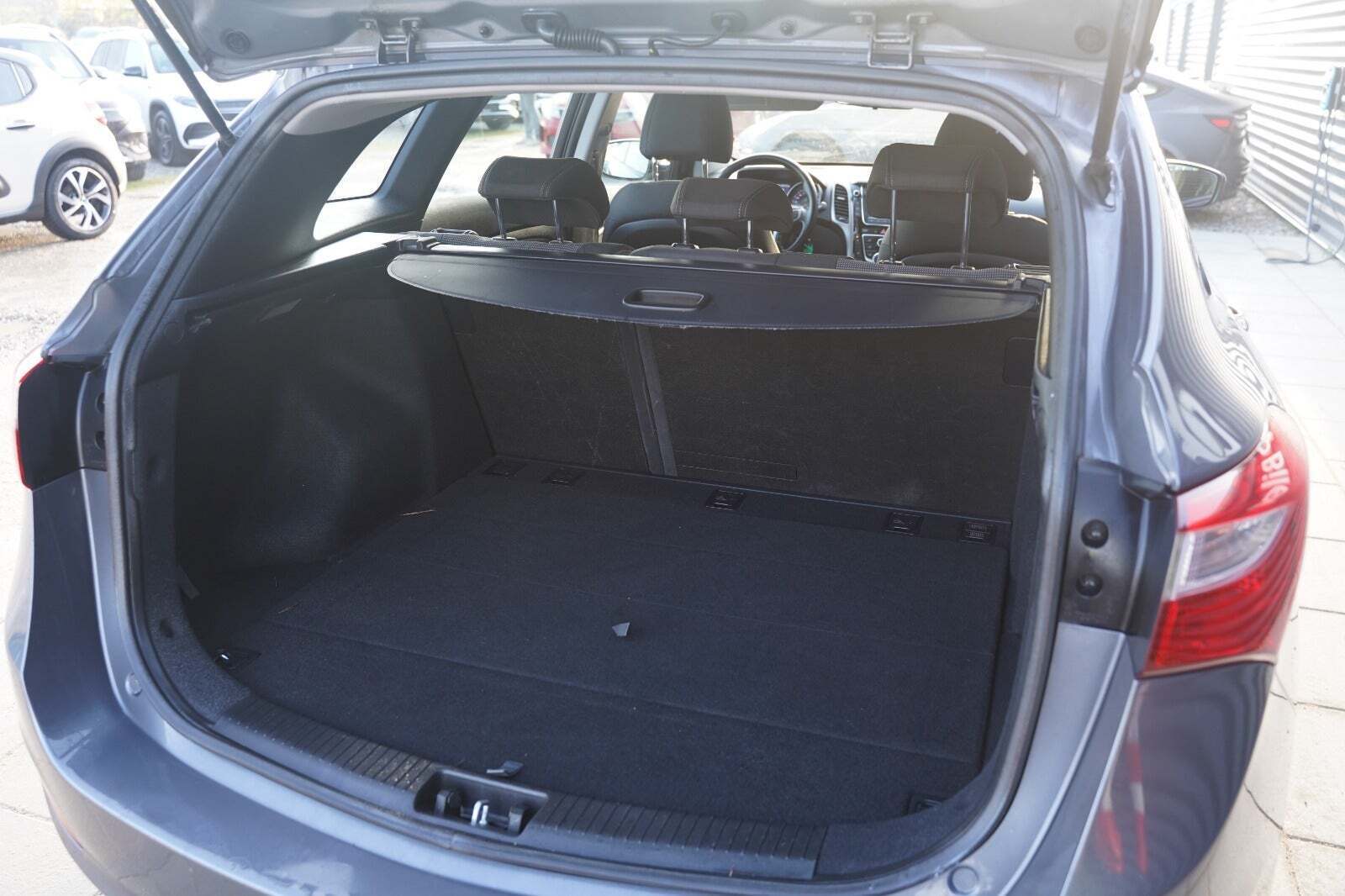 Grå Hyundai i30 fra 2016