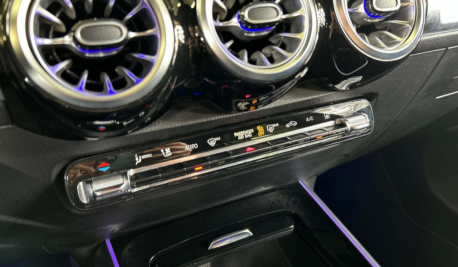 Sort Mercedes EQB300 fra 2022