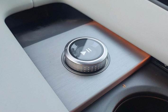 Blå Polestar 4 fra 2025