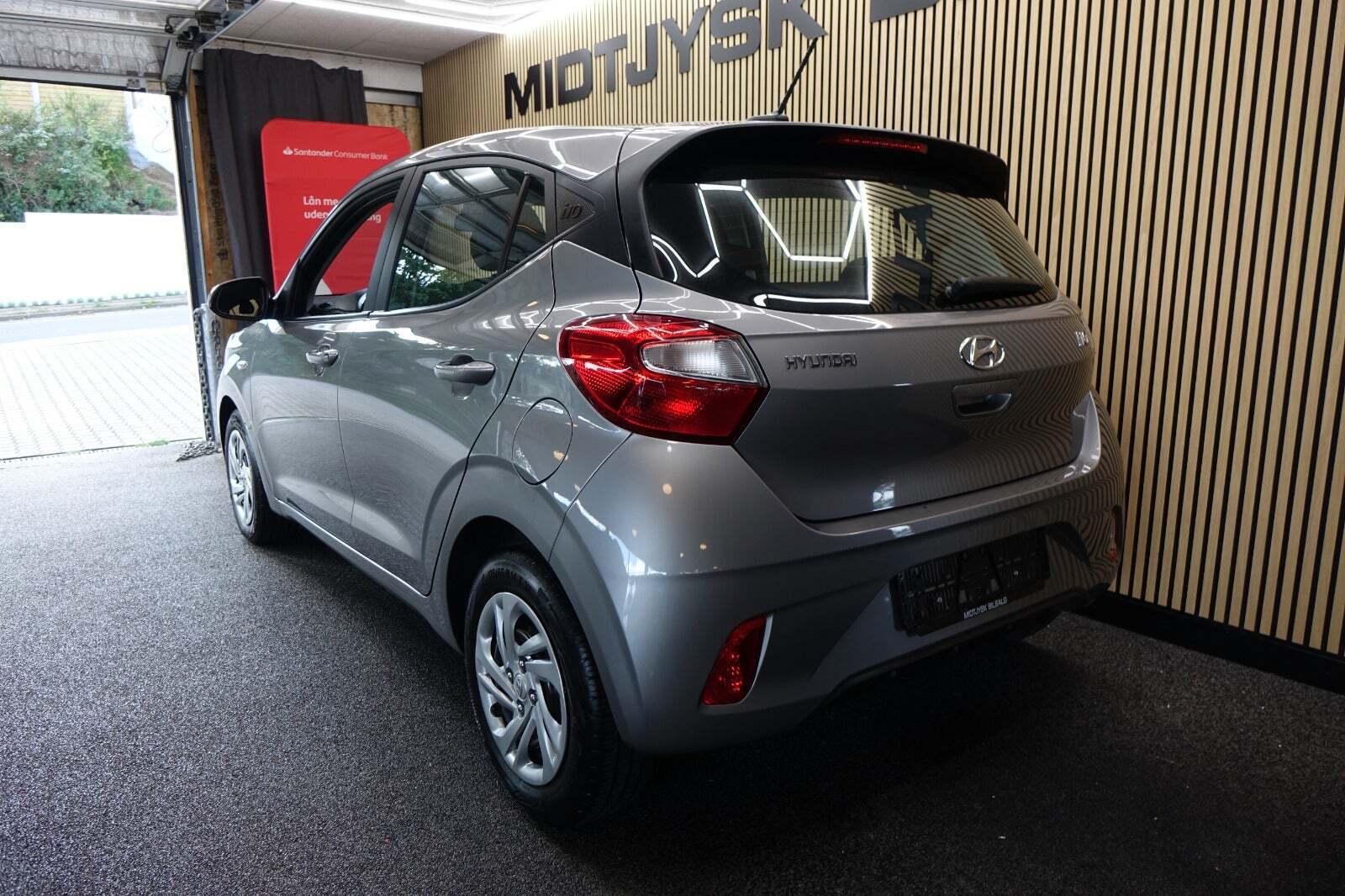 Grå Hyundai i10 fra 2022