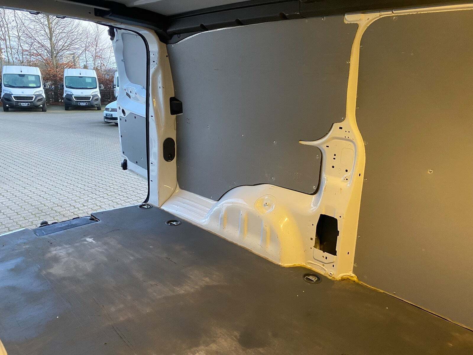 Hvid Opel Vivaro fra 2021