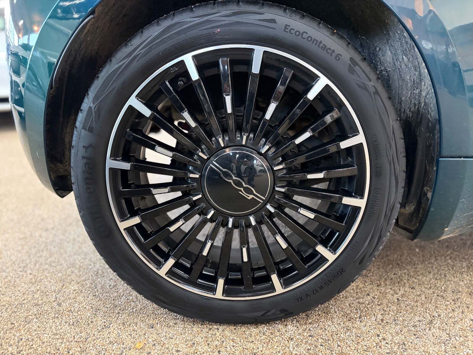 Blå Fiat 500e fra 2022