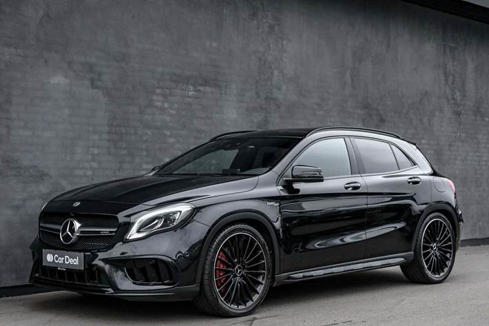 Sort Mercedes GLA45 fra 2017 set udefra