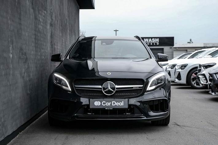 Sort Mercedes GLA45 fra 2017 set udefra