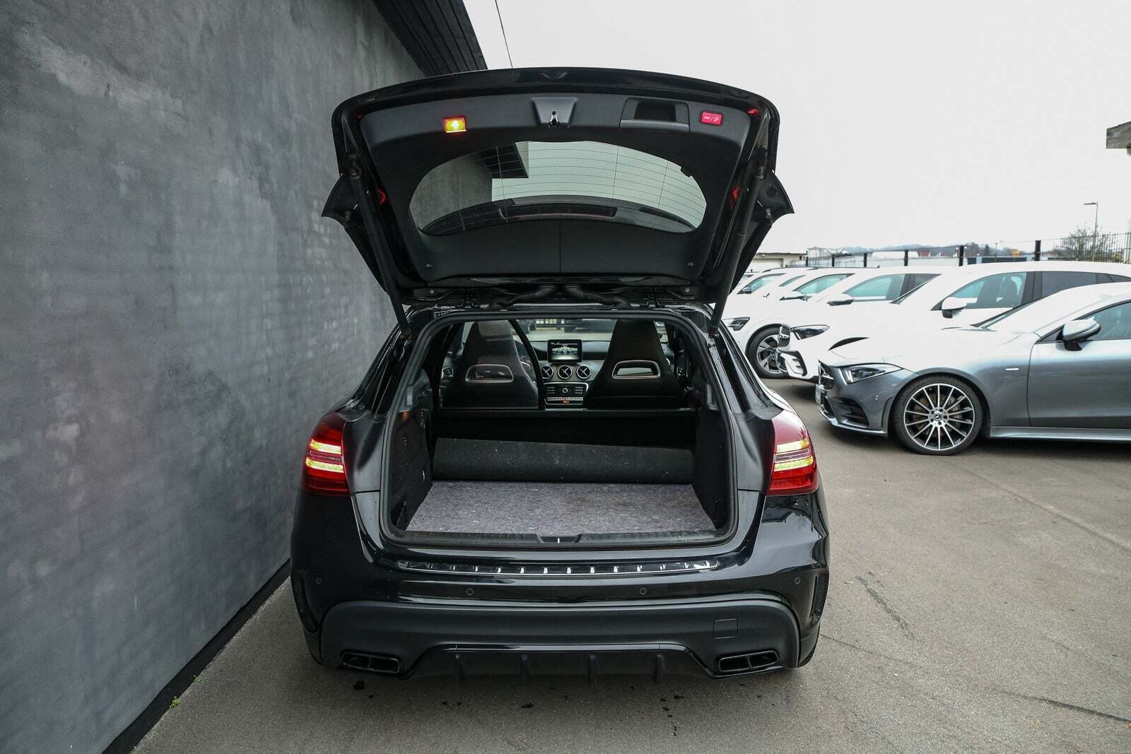 Sort Mercedes GLA45 fra 2017