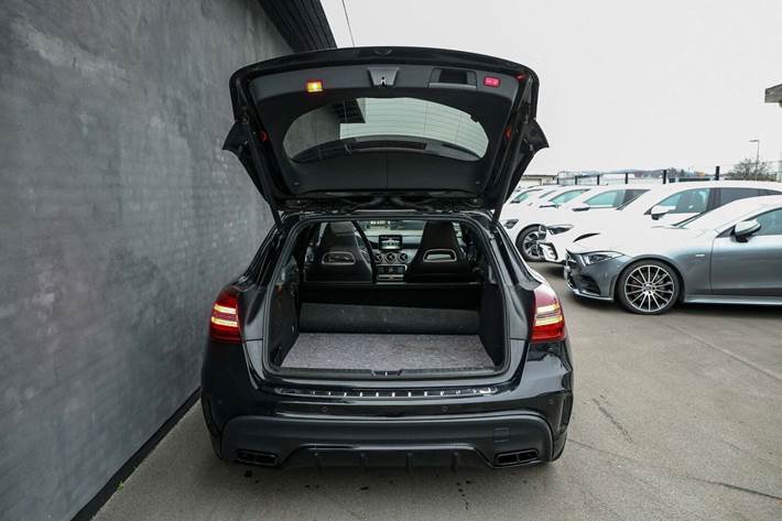 Sort Mercedes GLA45 fra 2017