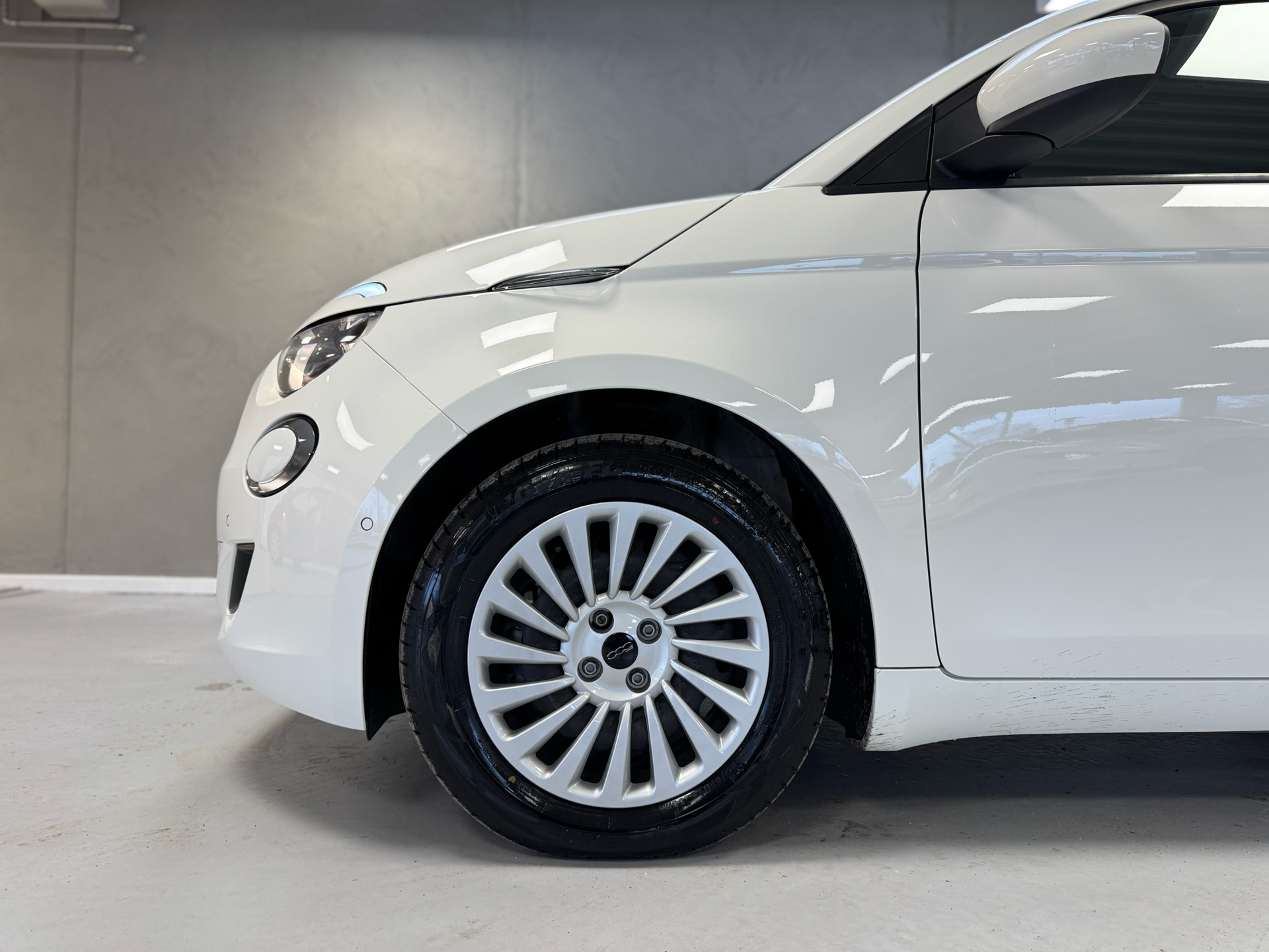 Hvid Fiat 500e fra 2023