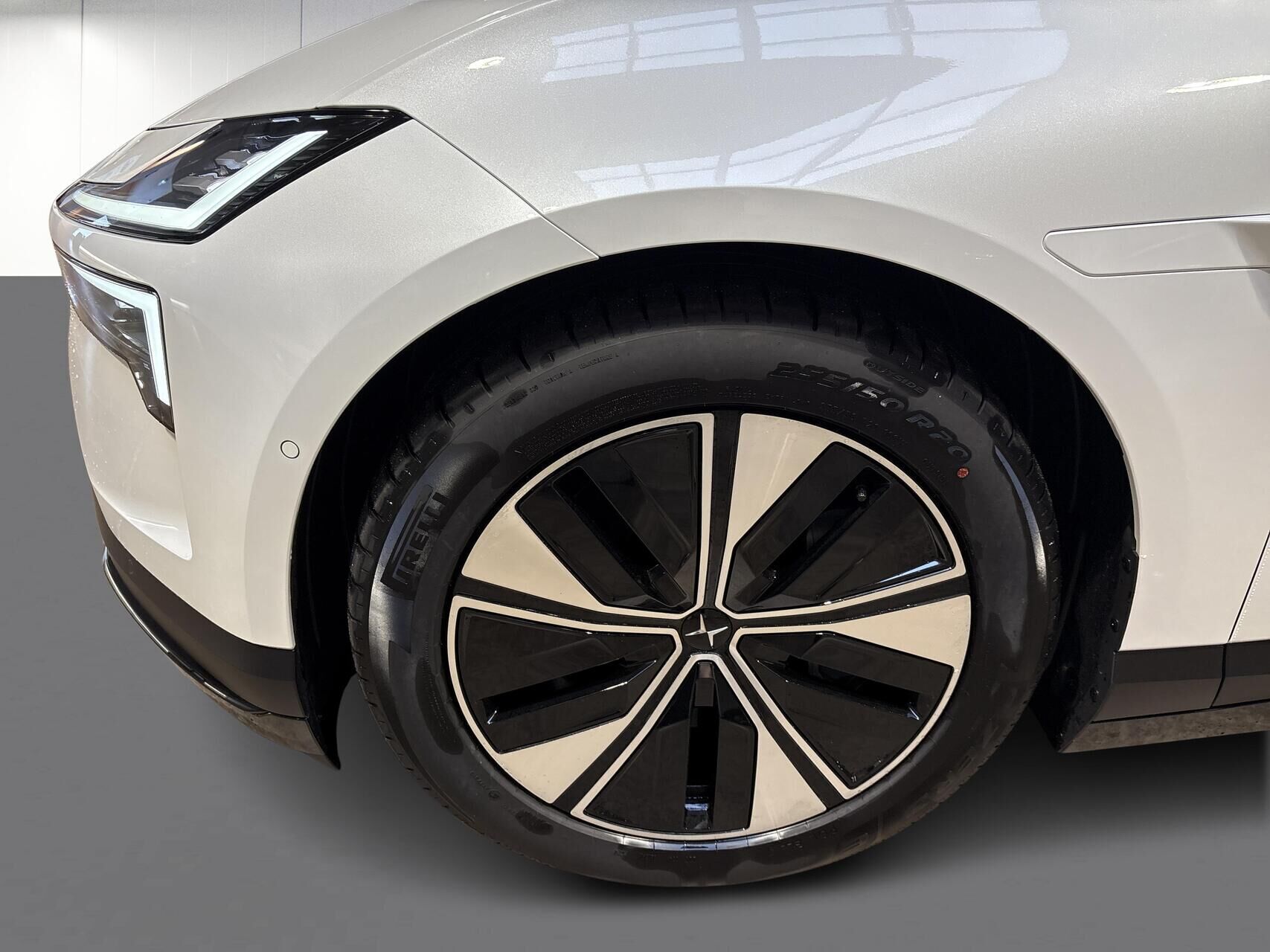 Hvid Polestar 4 fra 2025