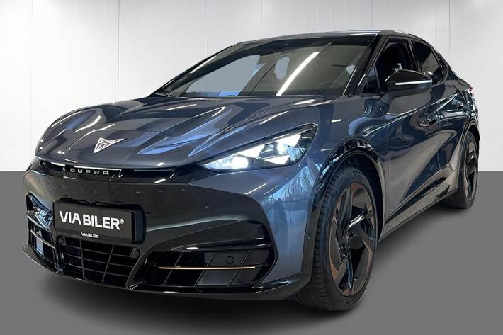 Blå Cupra Tavascan fra 2024 set udefra