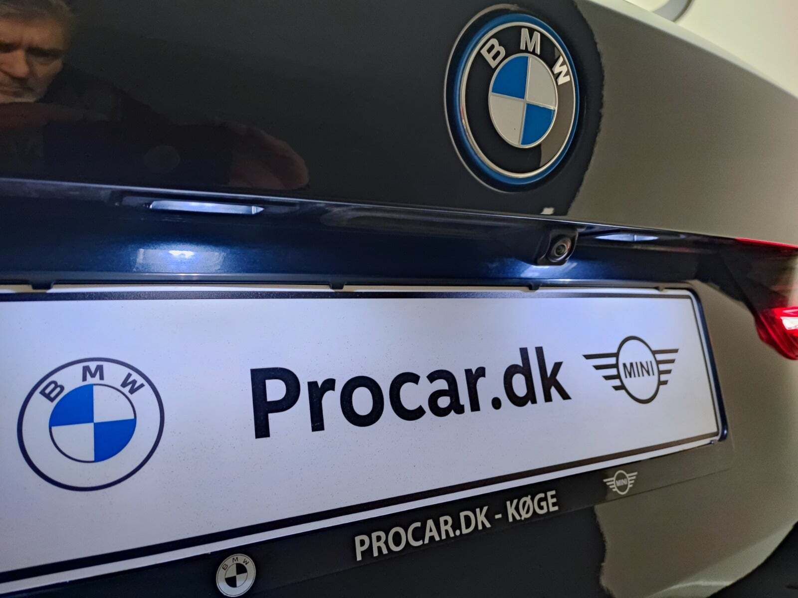 Sort BMW 330e fra 2023