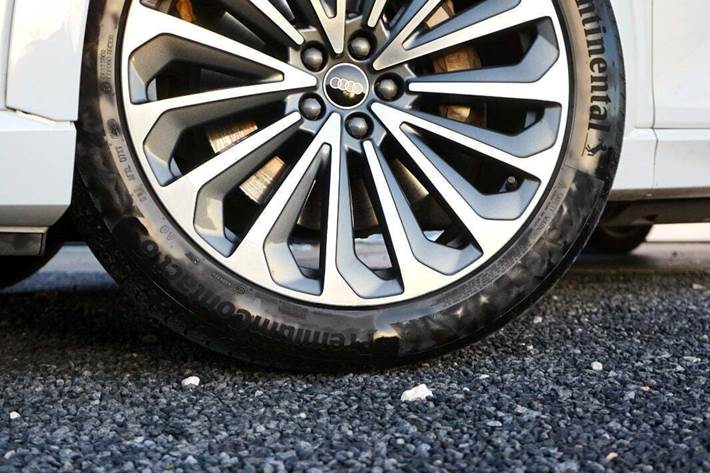 Grå Audi e-tron fra 2020