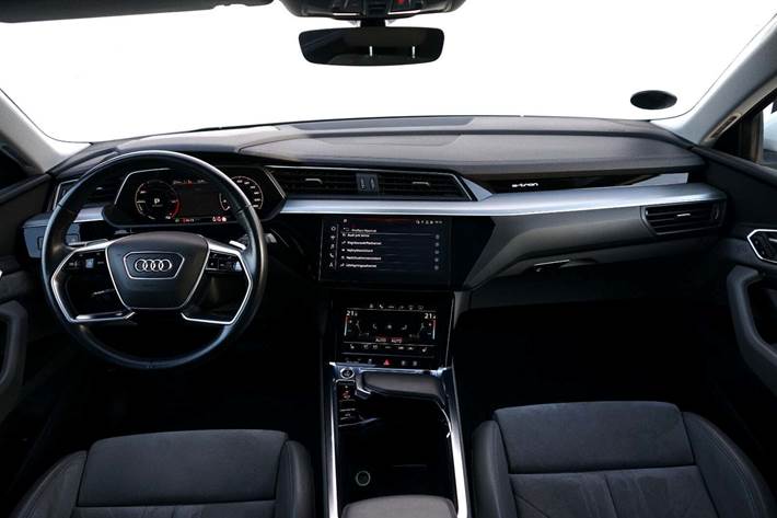 Grå Audi e-tron fra 2020