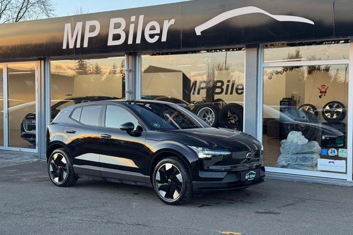 Sort Volvo EX30 fra 2024 set udefra