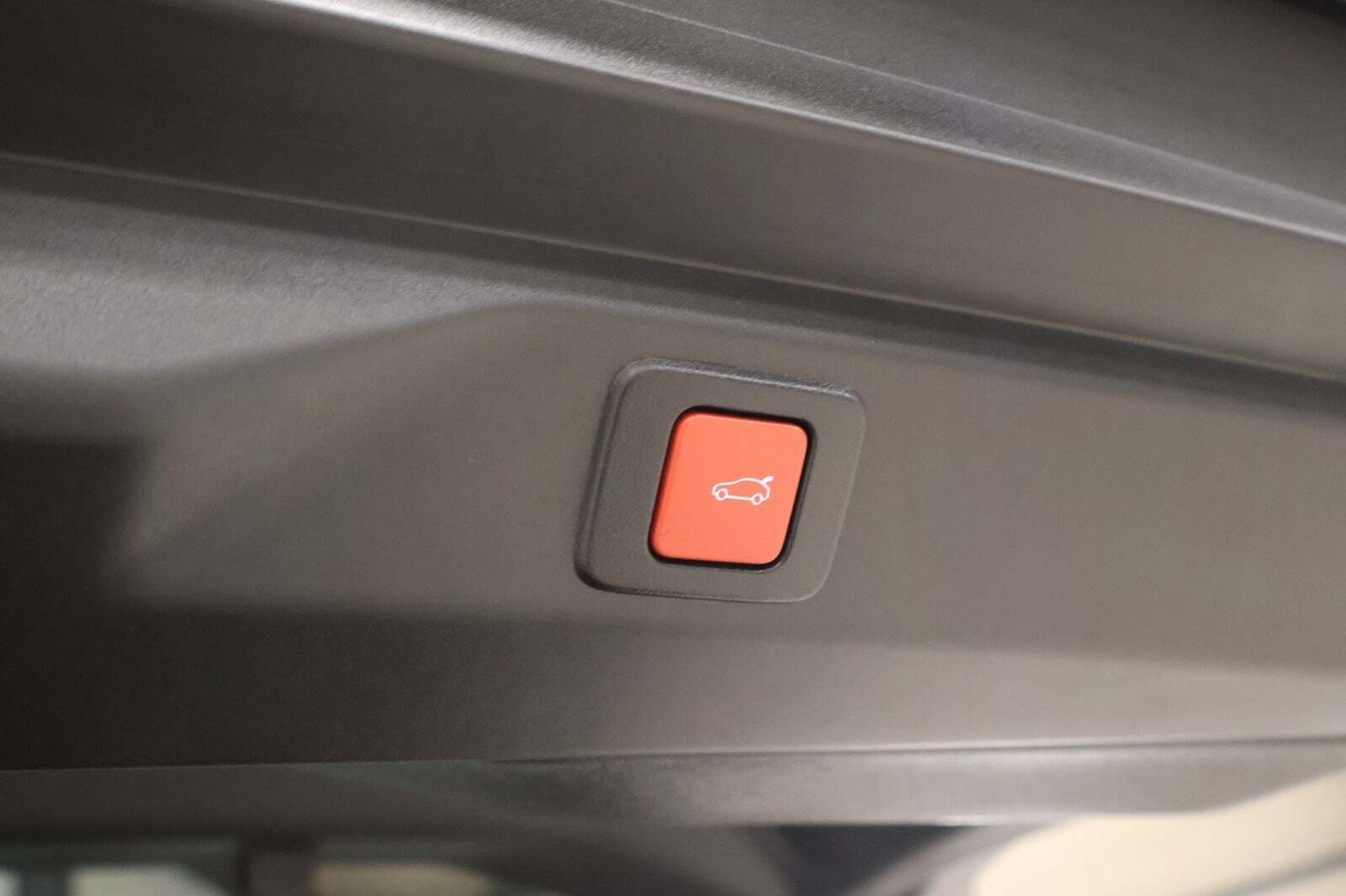 Sølv Peugeot e-3008 fra 2024