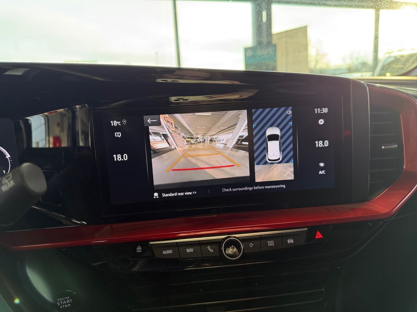 Grå Opel Mokka-e fra 2024