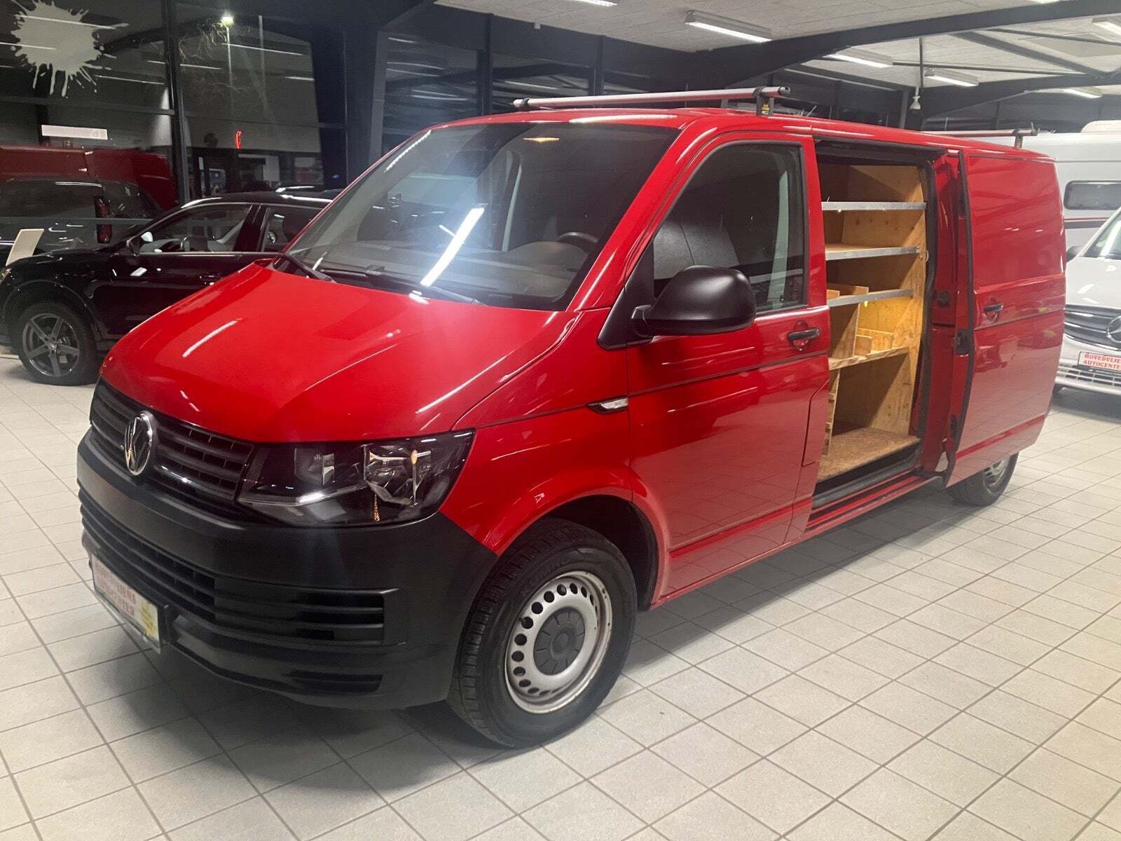 VW Transporter 2,0 TDi 102 Kassevogn lang
