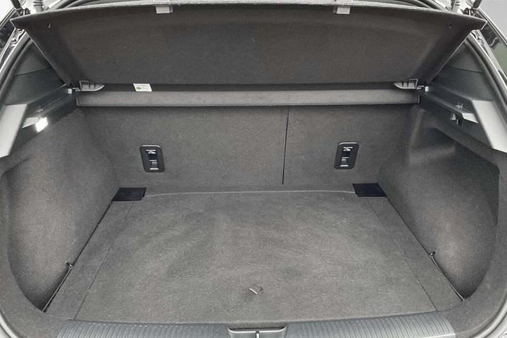 Beige MG 4 fra 2023