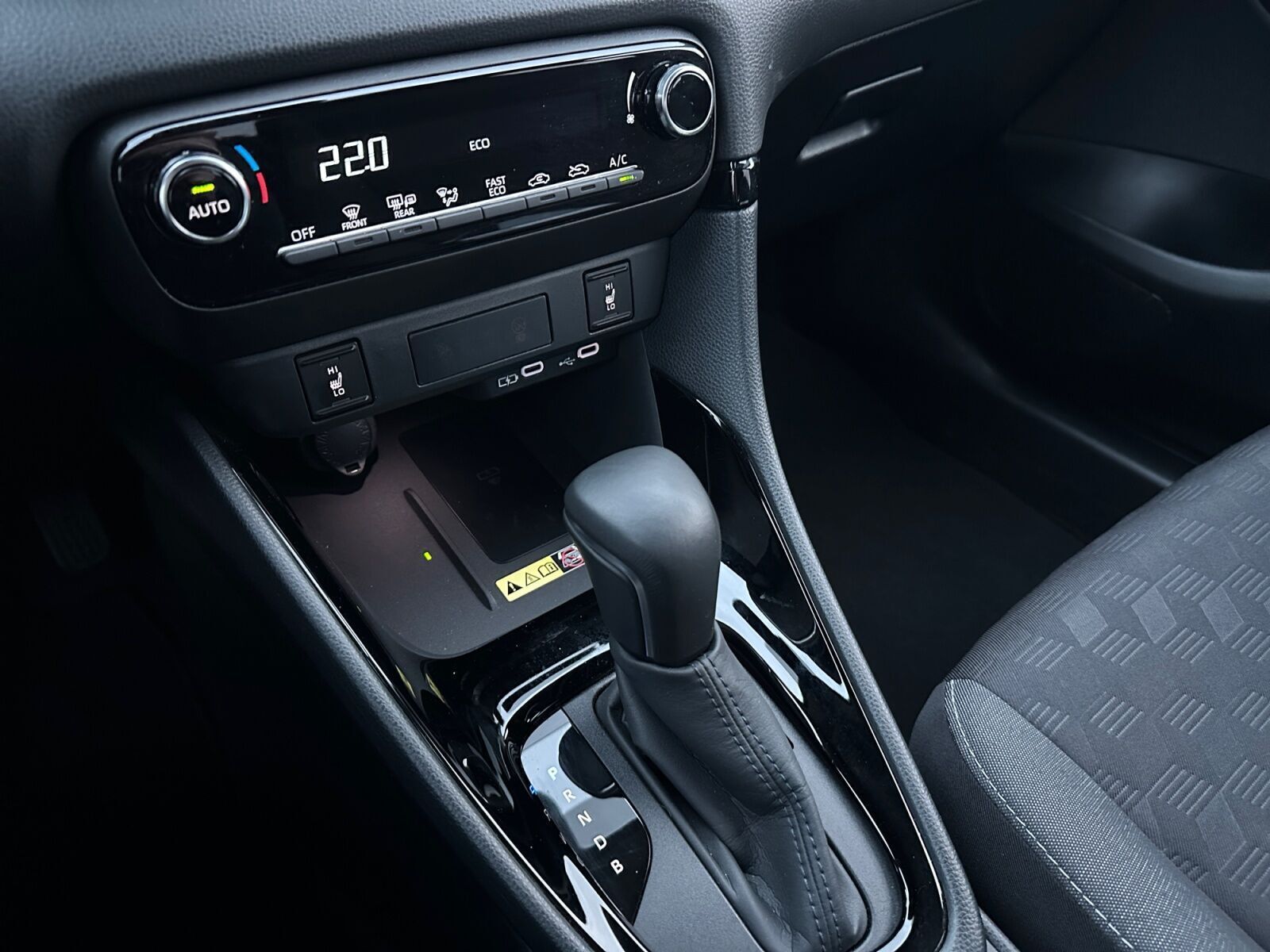 Grå Toyota Yaris fra 2024