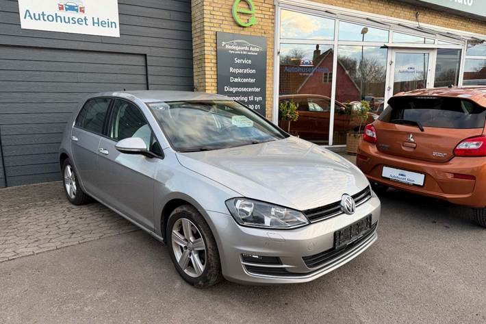 Grå VW Golf VII fra 2014