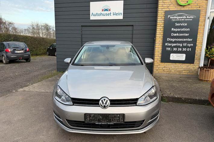 Grå VW Golf VII fra 2014