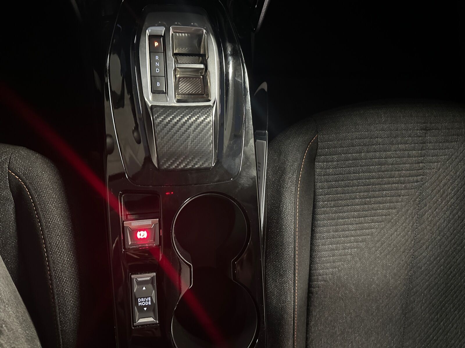 Grå Peugeot e-208 fra 2025