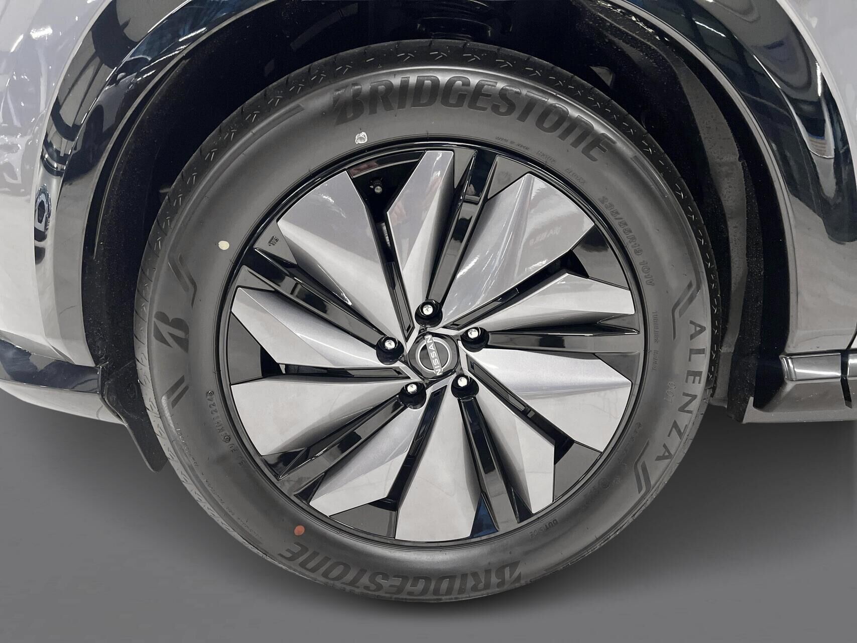 Grå Nissan Ariya fra 2025