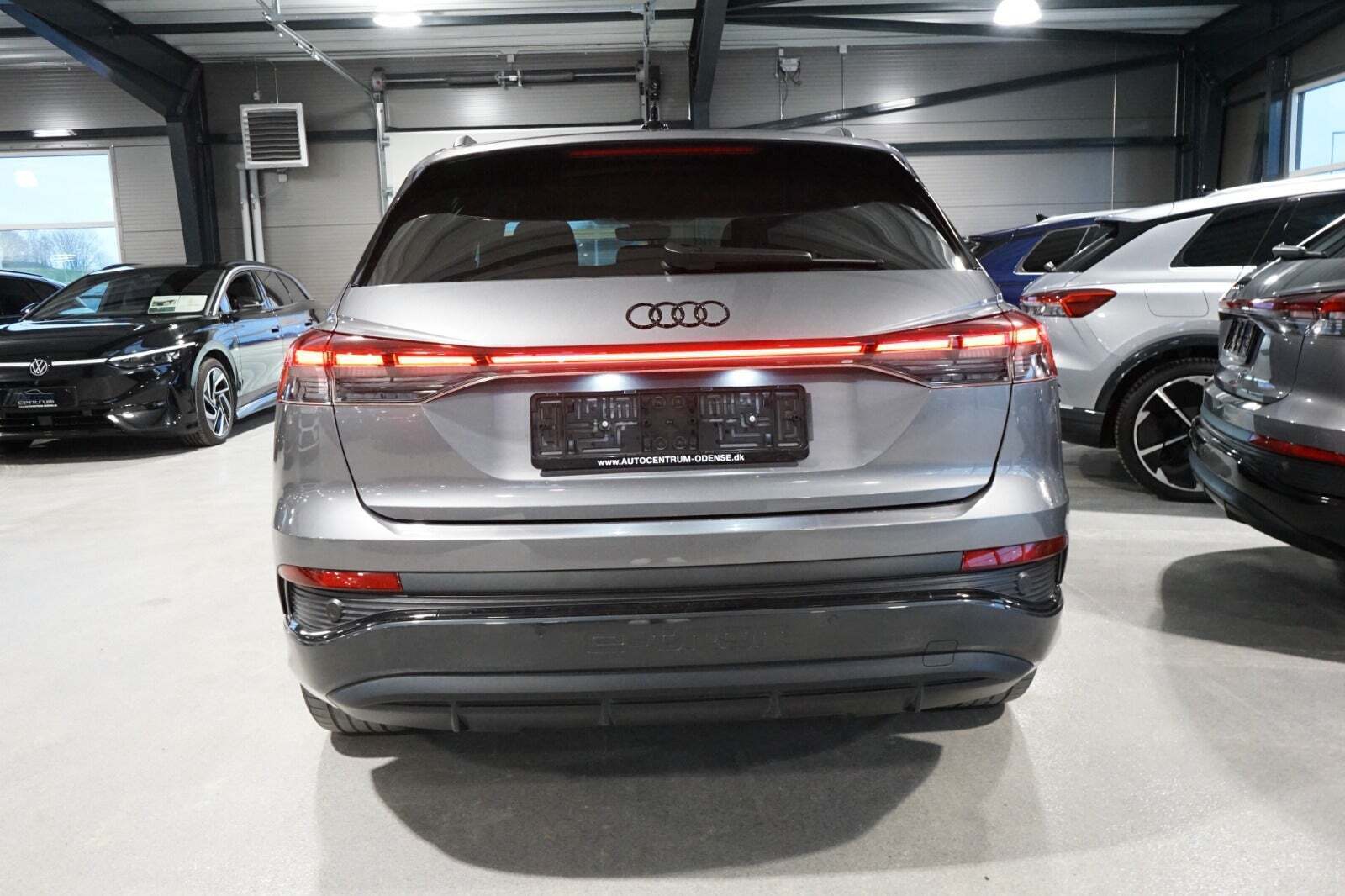 Grå Audi Q4 e-tron fra 2024