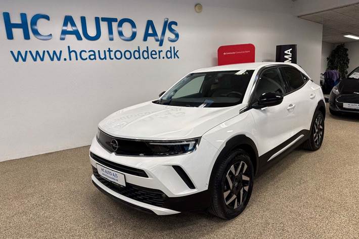 Hvid Opel Mokka-e fra 2024 set udefra