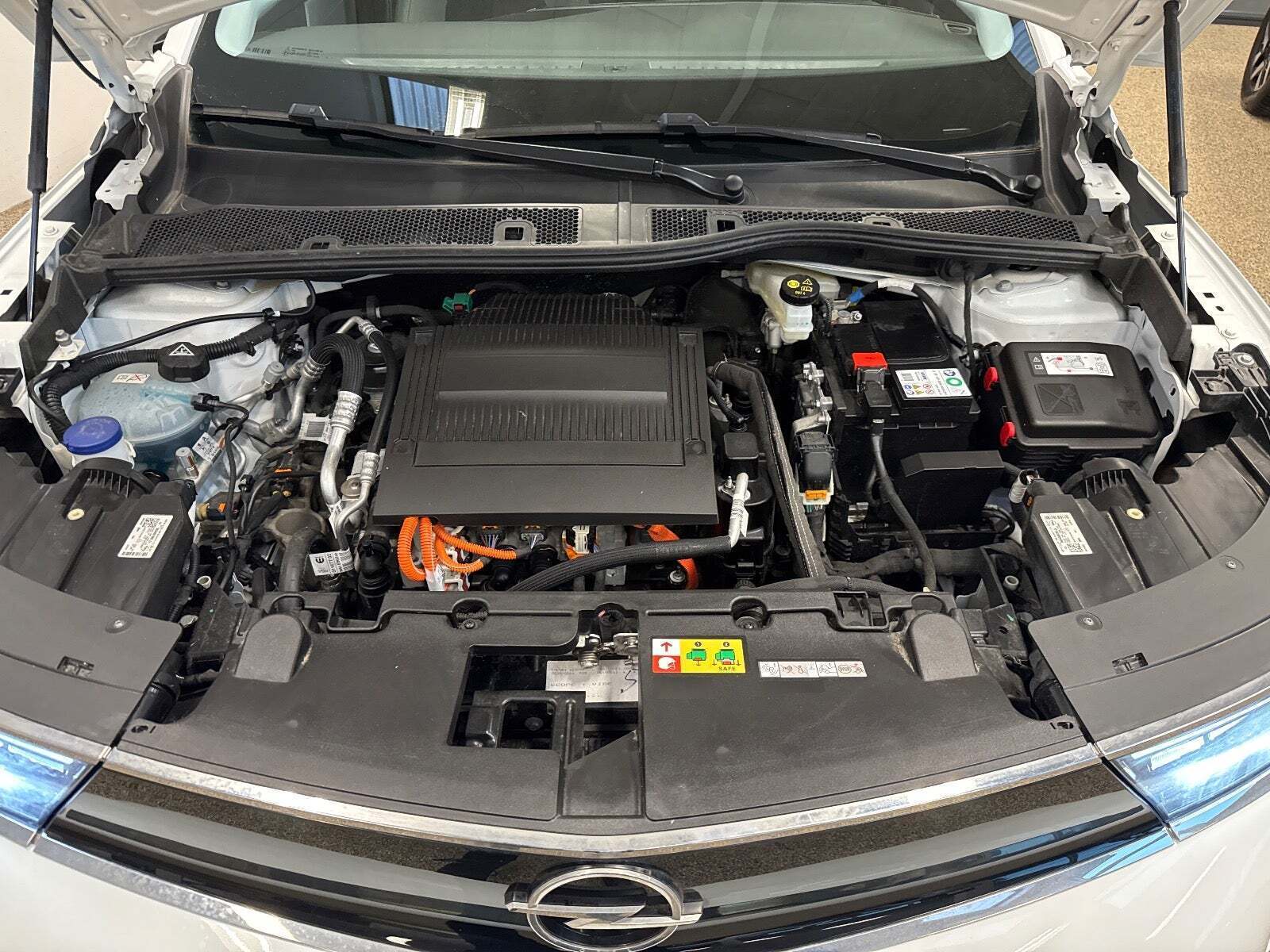 Hvid Opel Mokka-e fra 2024