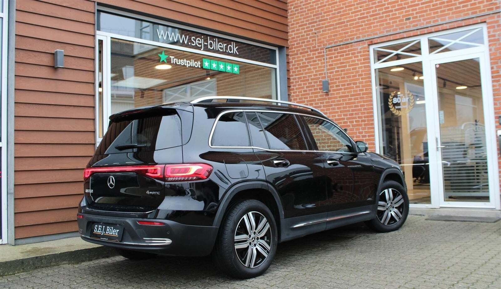 Sort Mercedes EQB300 fra 2022