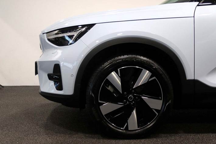 Hvid Volvo EX40 fra 2024