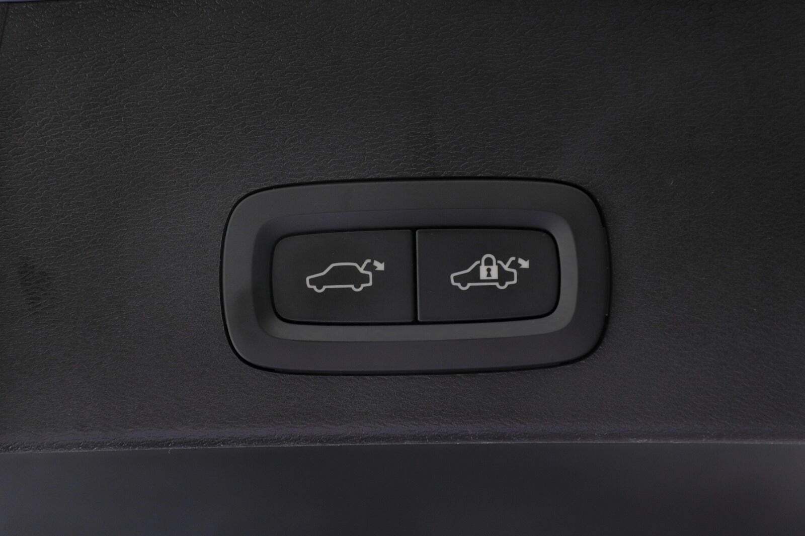 Hvid Volvo EX40 fra 2024