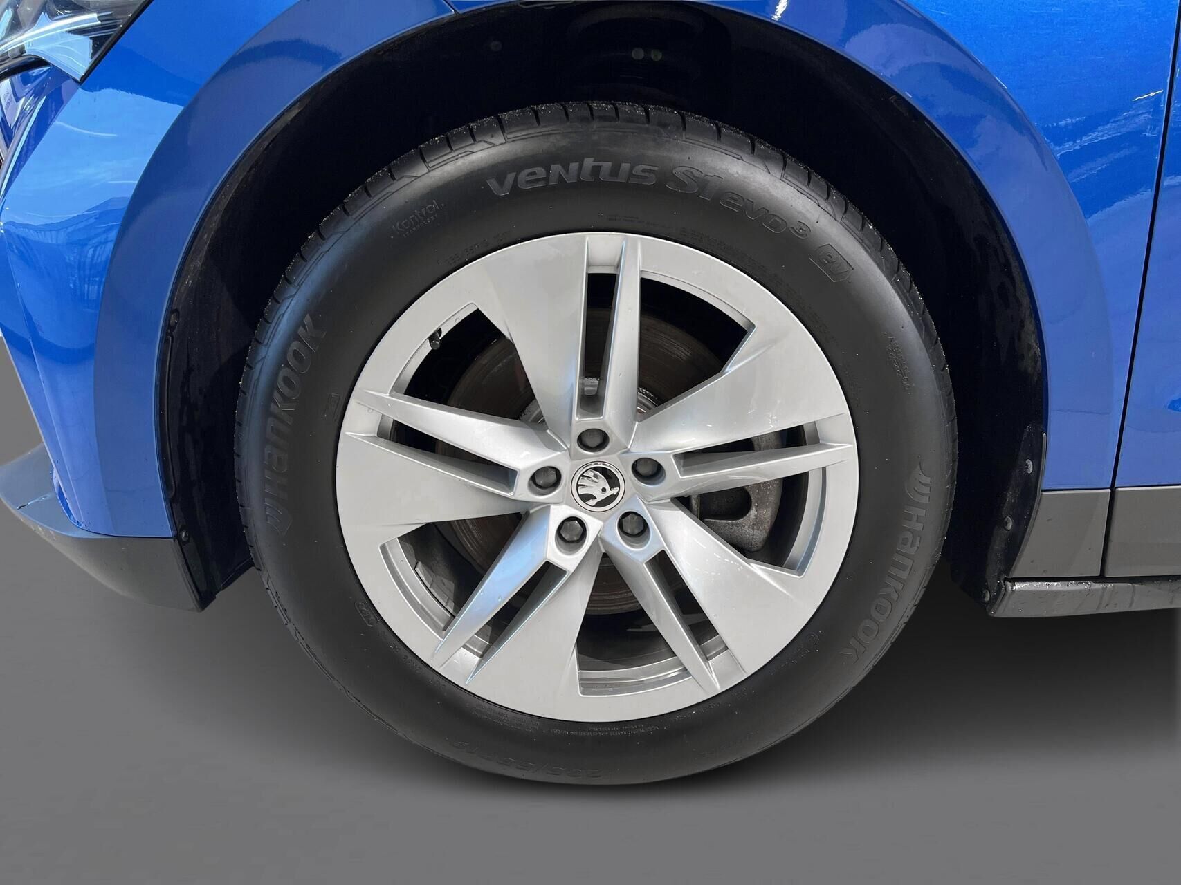 Blå Skoda Enyaq fra 2022