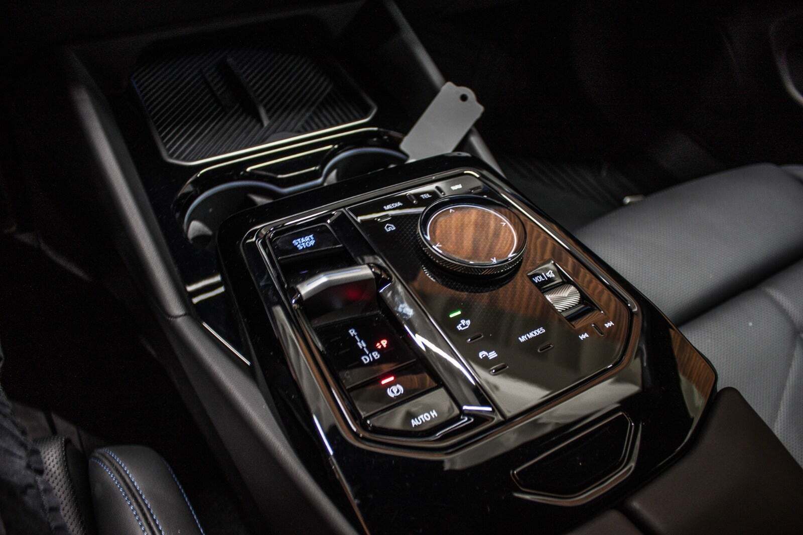 Grå BMW i5 fra 2025