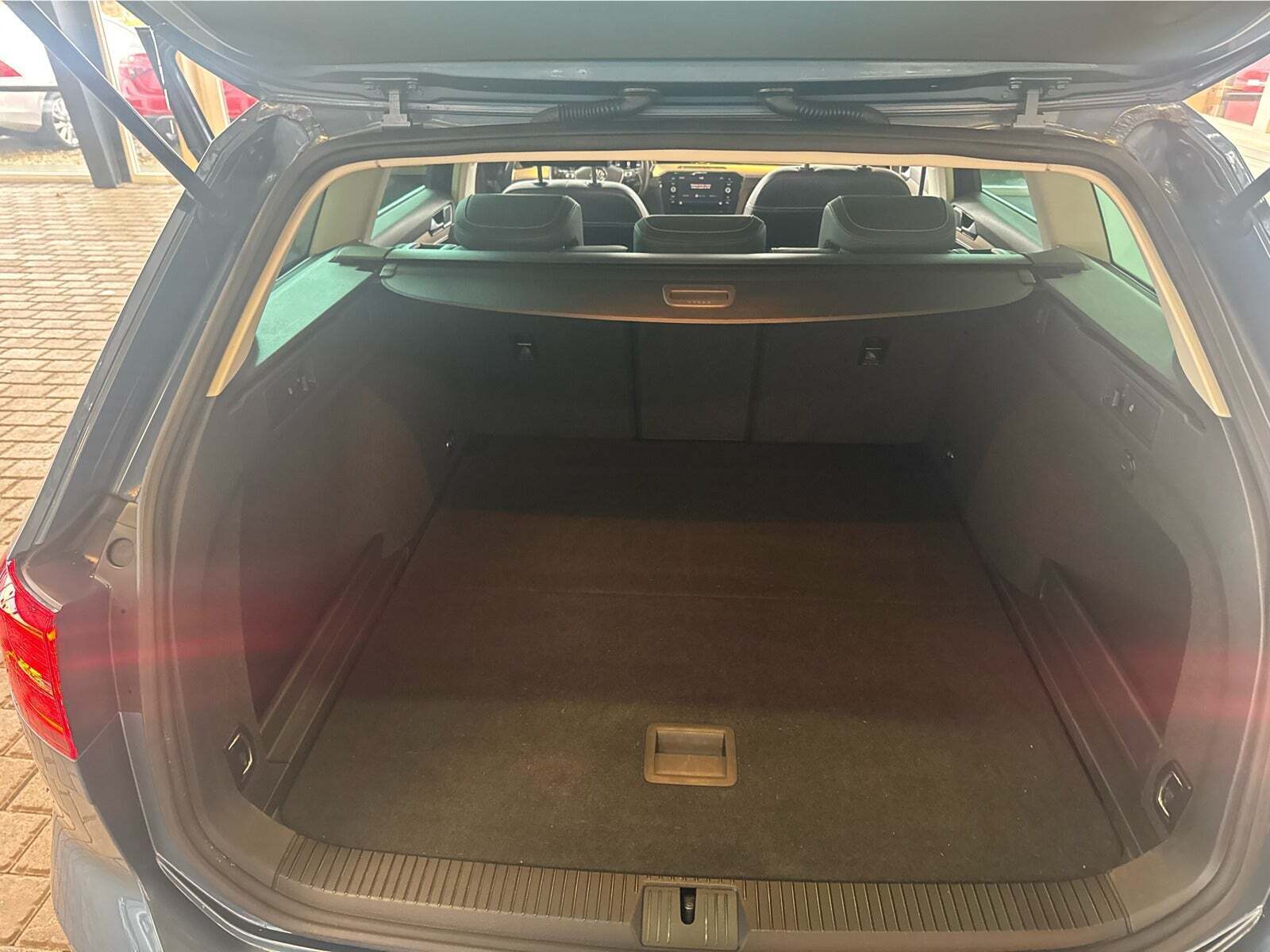 Blå VW Passat fra 2018